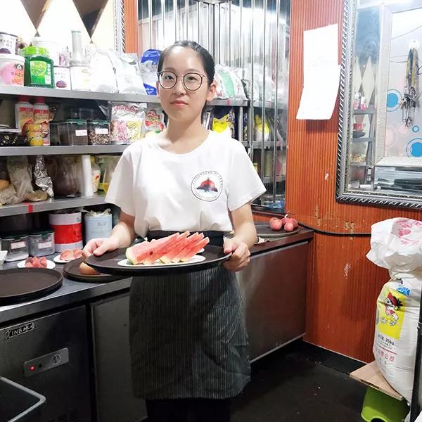 在茶馆做服务员.